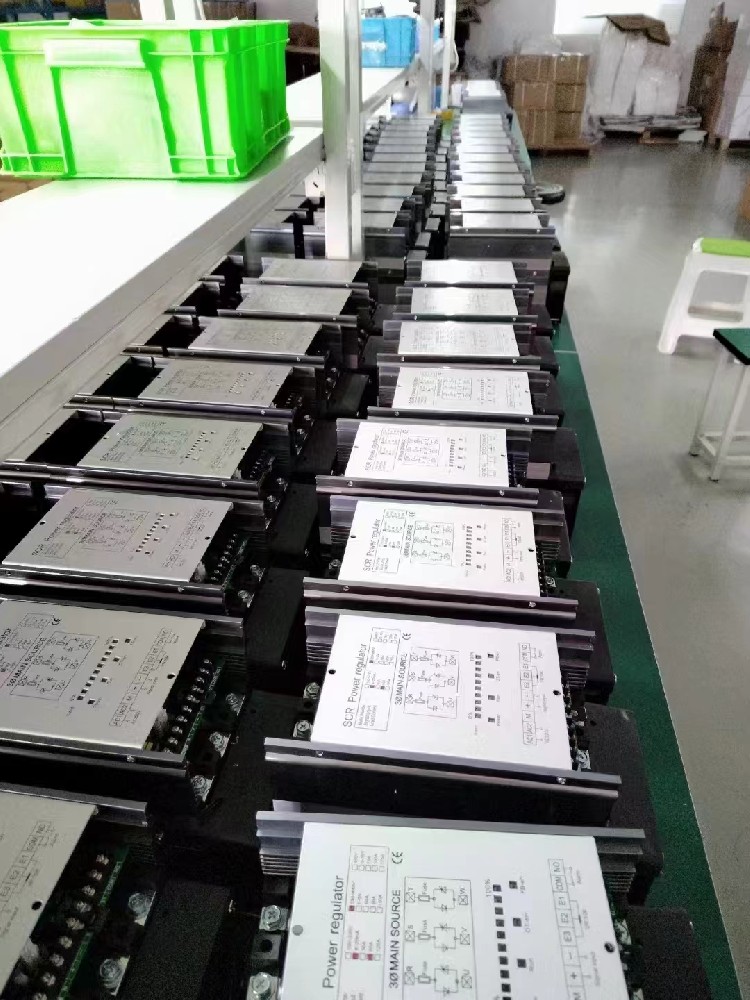 电力调整器的自适应控制策略是如何应对环境变化和参数不确定性的？