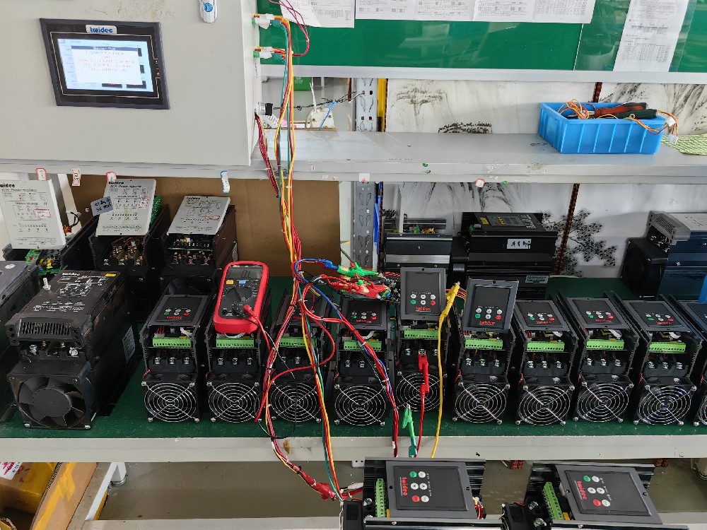 晶闸管在交流电力调整器中是如何实现电压调节的？